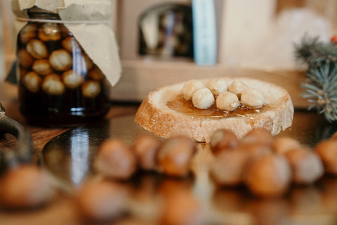 VASO DI NOCCIOLE E MIELE MILLEFIORI IN CONFEZIONE NATALIZIA